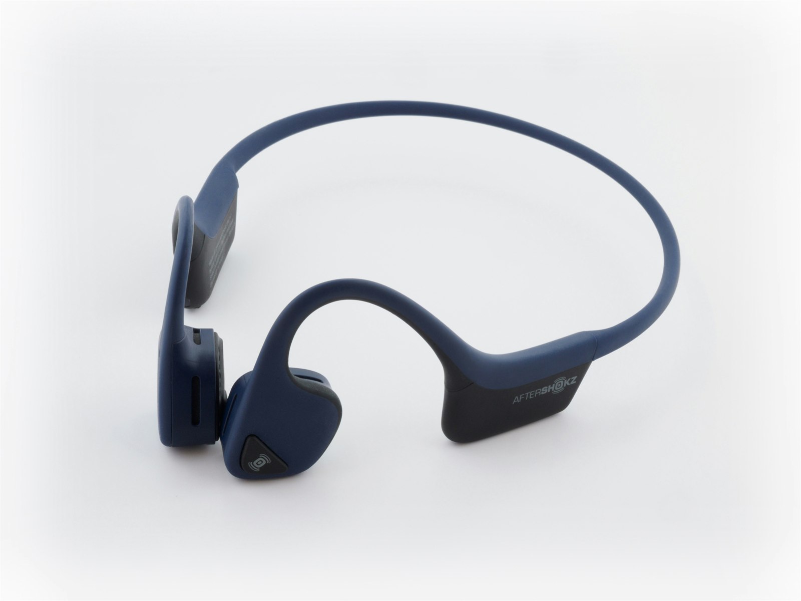 Auriculares de conducción ósea 2026: Shokz OpenRun sobre fondo blanco