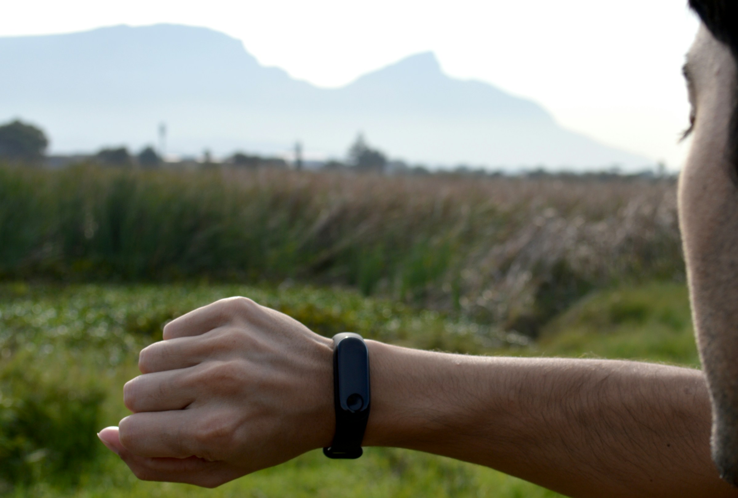 Mejores pulseras de actividad 2026: pulsera de actividad en la muñeca durante una salida al aire libre