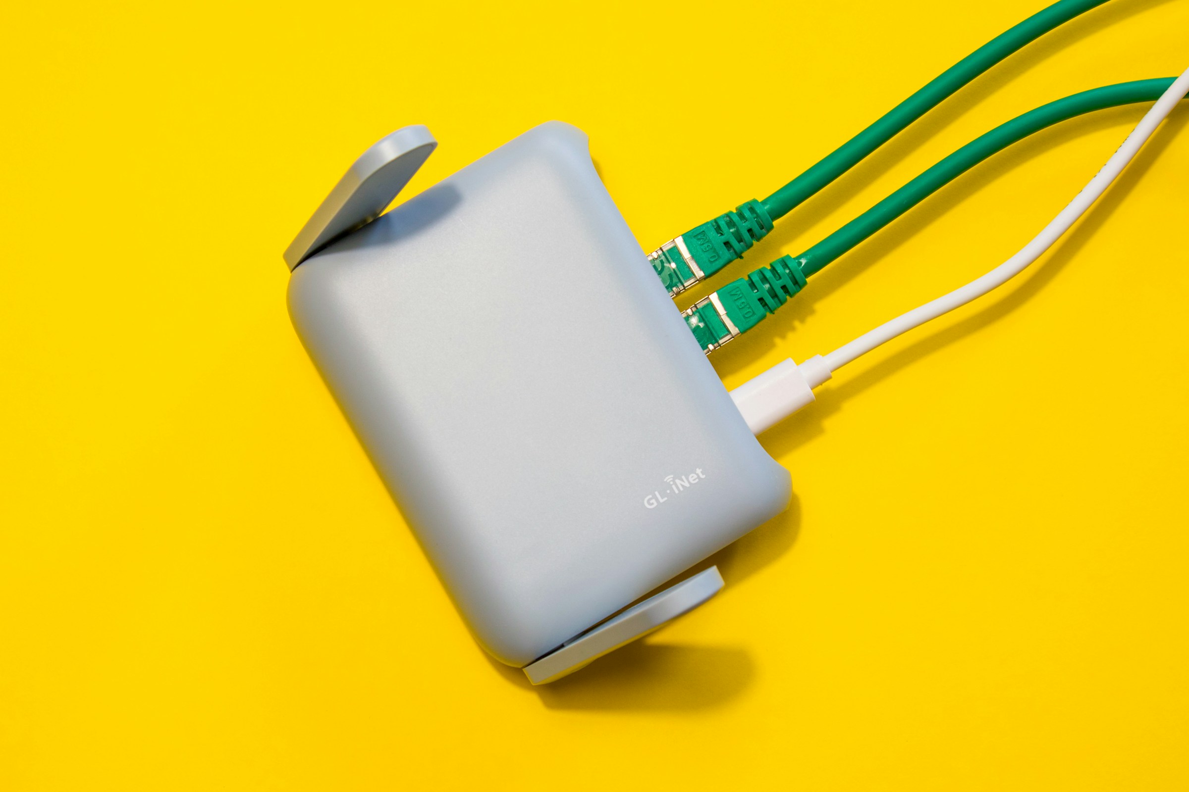 Mejores repetidores WiFi 2026: router de red compacto con cables ethernet