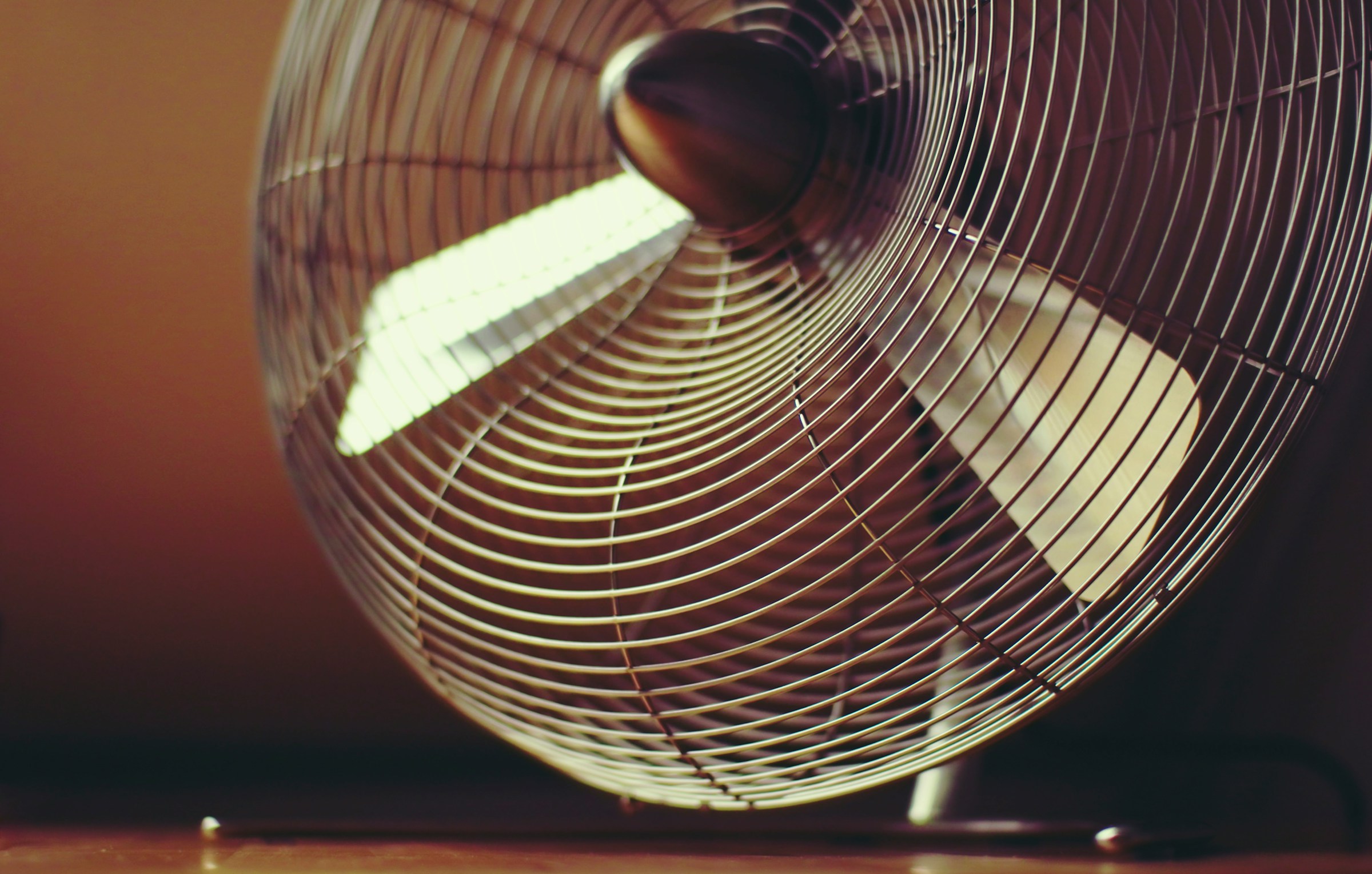 Ventilador en marcha durante la ola de calor 2026: qué enfría de verdad, ventilador, climatizador o aire acondicionado