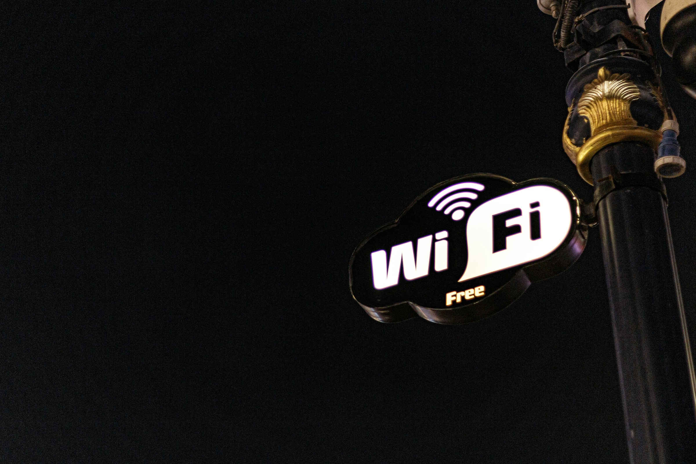 Cartel luminoso de WiFi: por qué la señal wifi no llega a toda la casa
