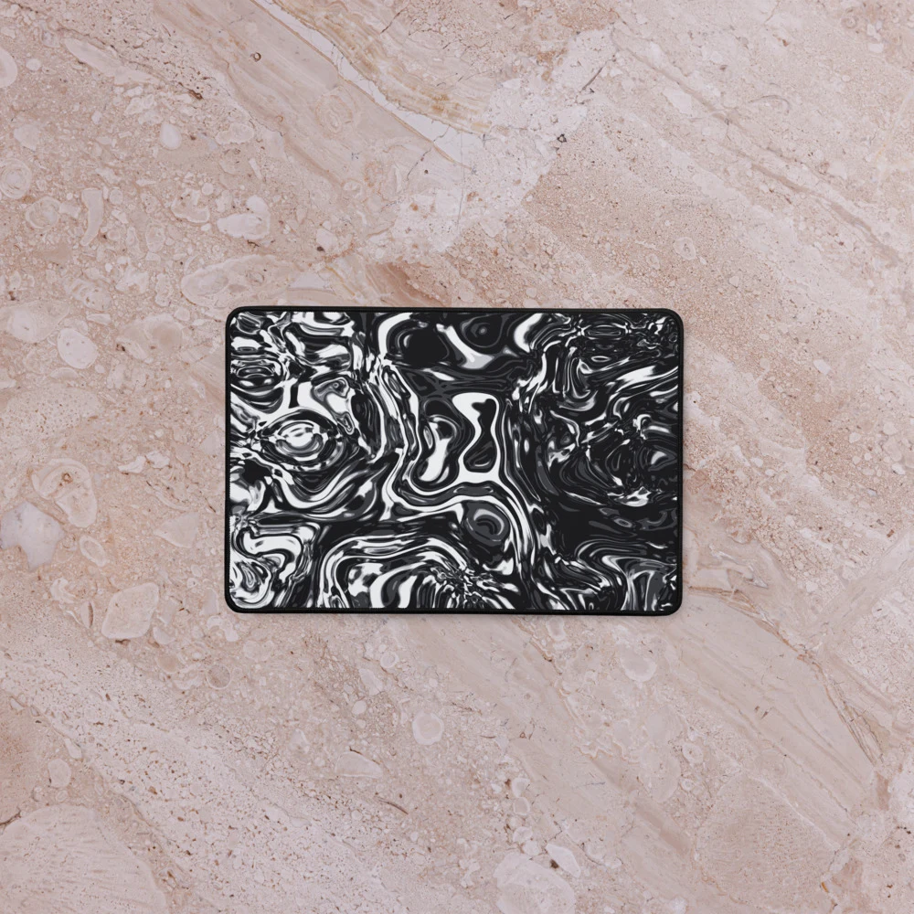 Alfombrilla de escritorio premium, diseño Metal líquido oscuro en 46 × 31 cm: ambiente