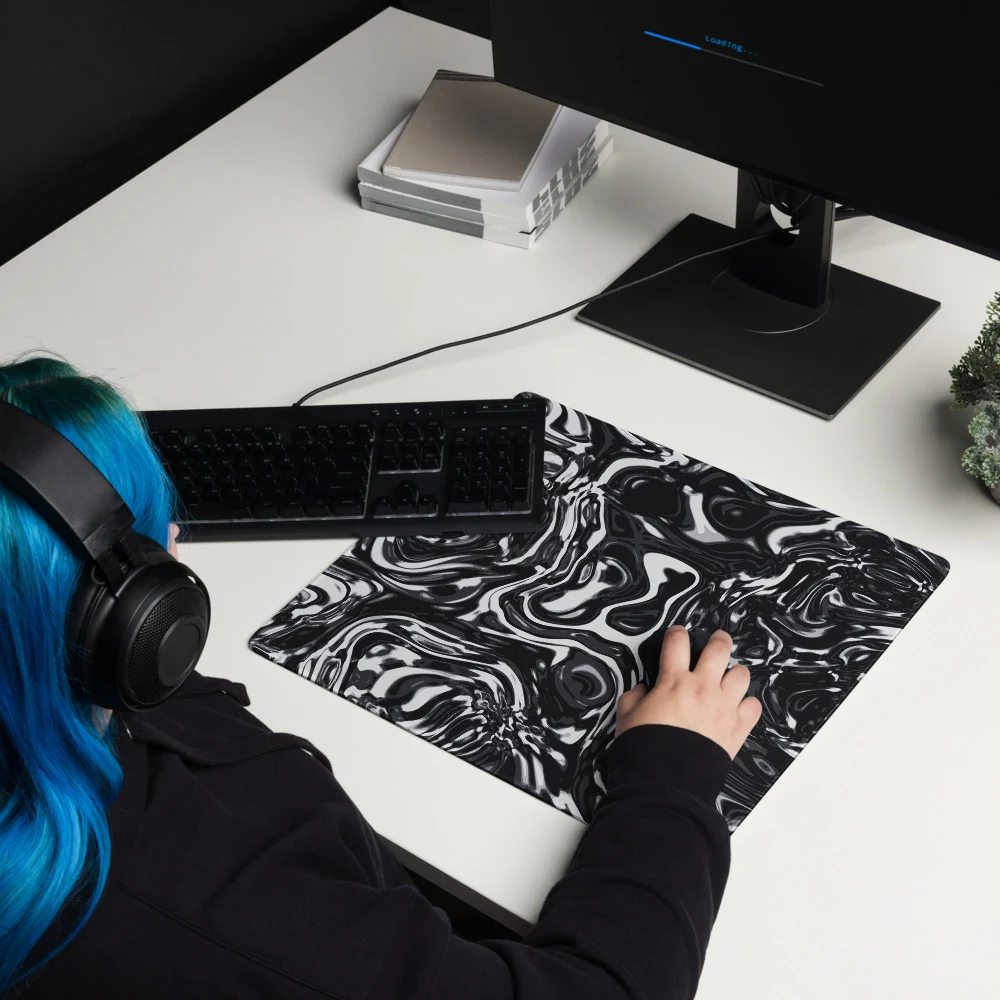Alfombrilla gaming premium, diseño Metal líquido oscuro en 46 × 41 cm: ambiente