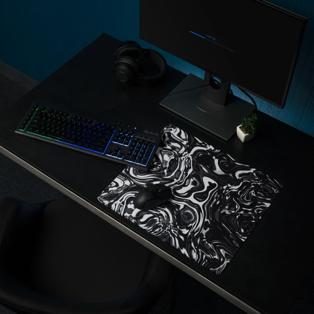 Alfombrilla gaming premium, diseño Metal líquido oscuro en 46 × 41 cm: ambiente