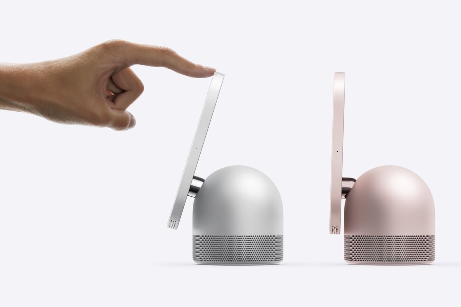 Una mano inclina la pantalla de un Apple HomeView sobre su base redonda