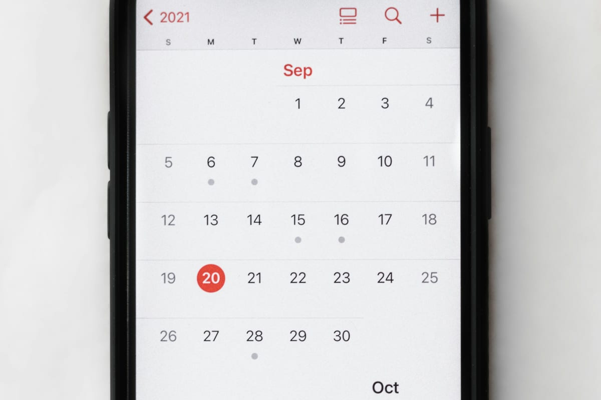 La pantalla de un móvil con el calendario del mes y un día marcado en rojo