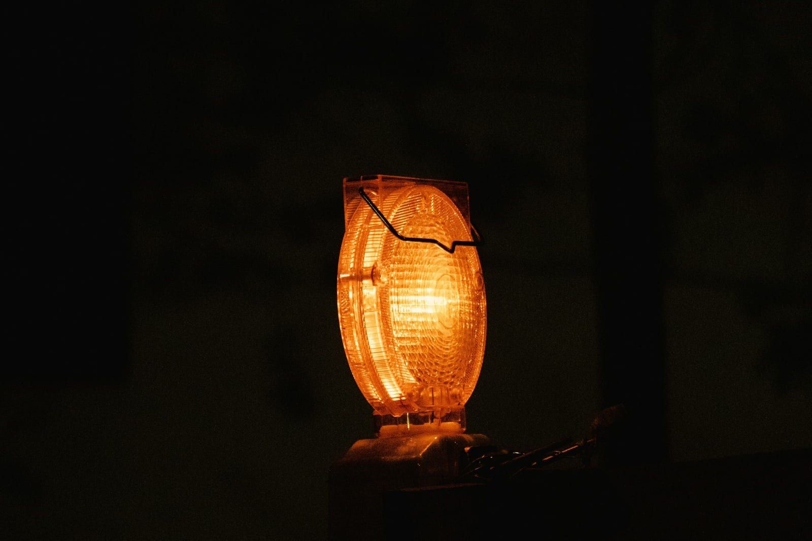 Una luz de aviso naranja encendida en la oscuridad