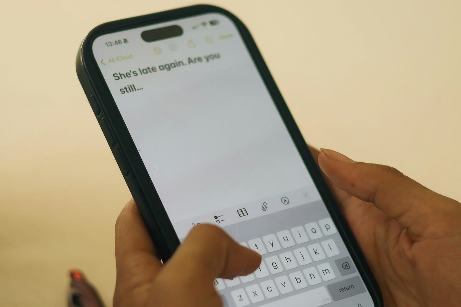 Unas manos escriben un mensaje personal en un móvil
