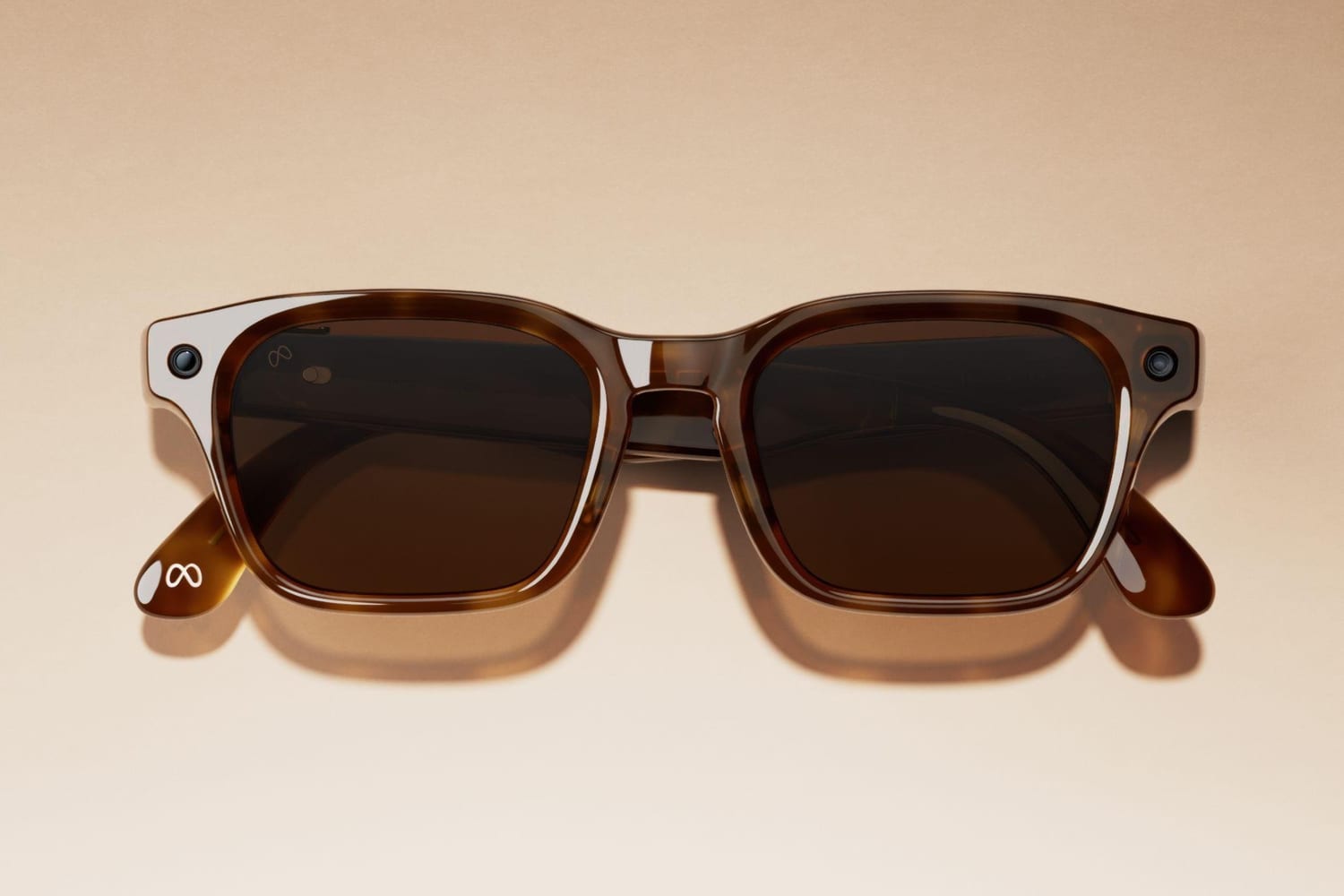 Unas gafas de Meta de frente, con la cámara y la luz de grabación en las dos esquinas de la montura