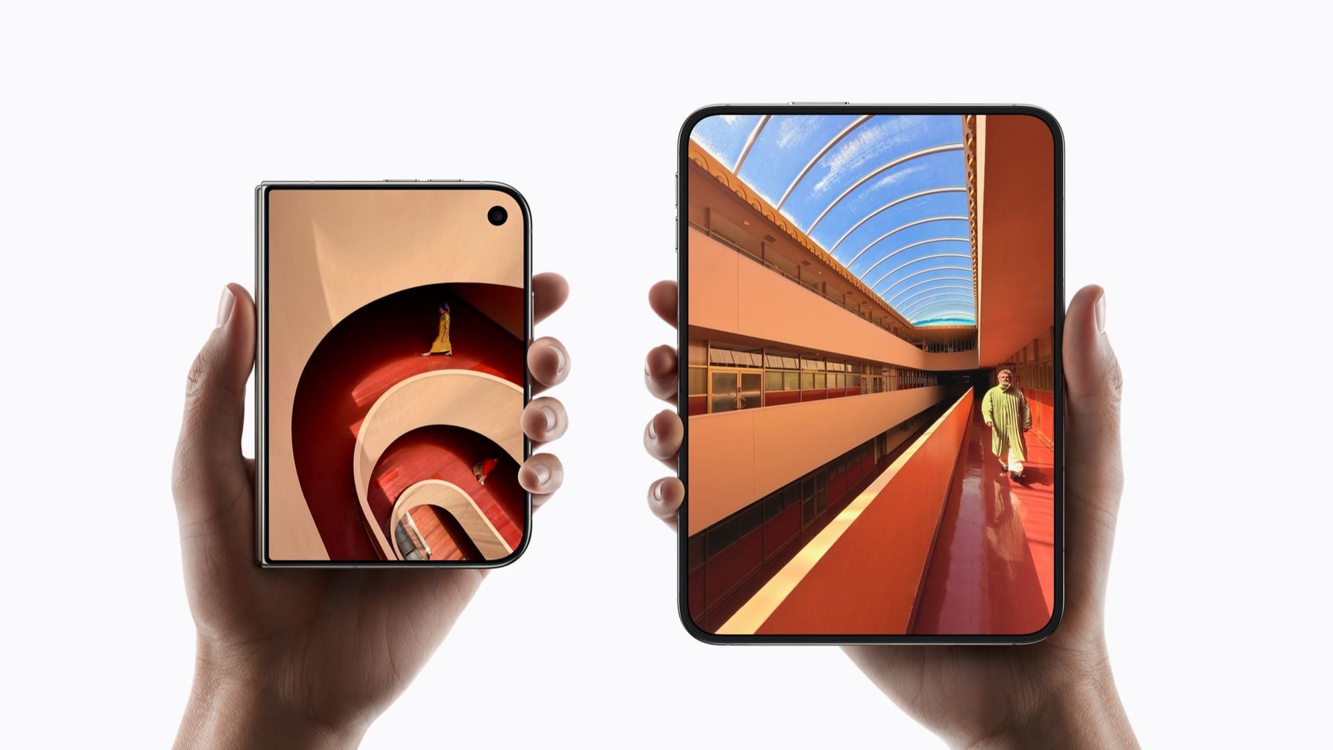 El iPhone Duo cerrado y abierto en la mano: la pantalla de dentro, la que se raja por la bisagra.