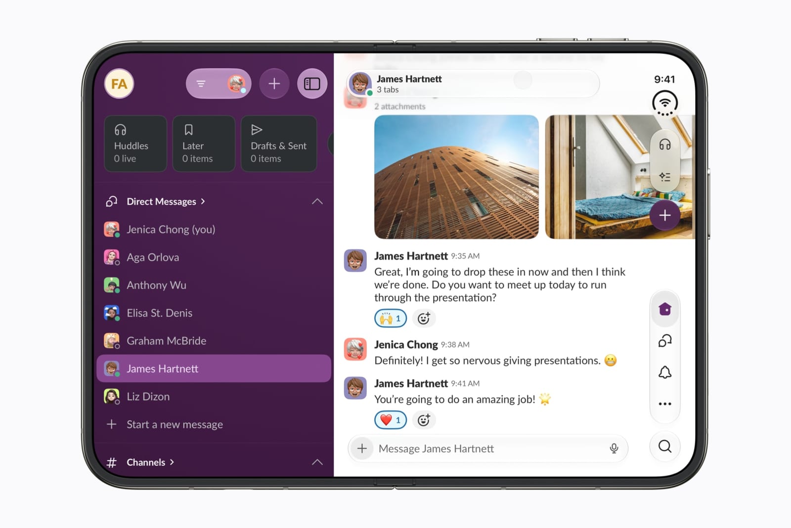 El iPhone Duo abierto con una app de mensajería en dos columnas
