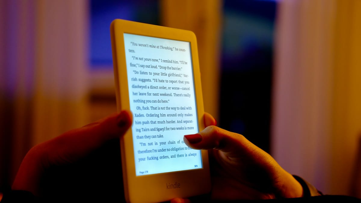 Un libro electrónico encendido de noche, con la luz cálida