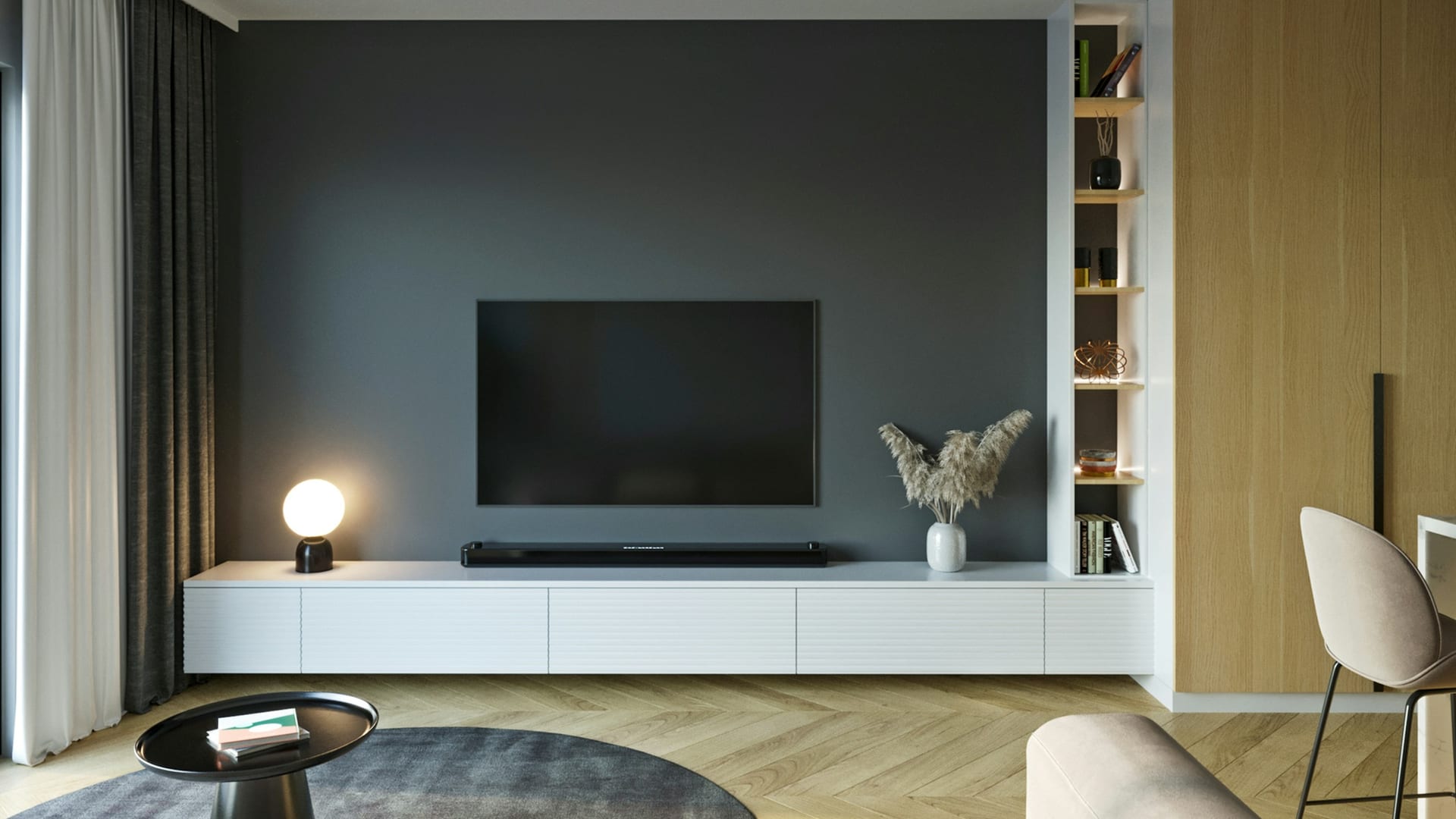 Salón con un televisor apagado sobre un mueble blanco, una lámpara encendida y una estantería de madera