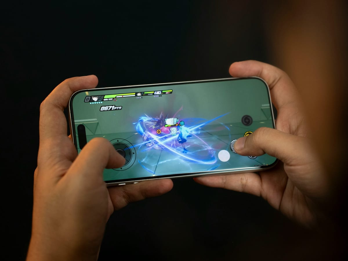 Manos sujetando un móvil en horizontal durante una partida de un juego de acción