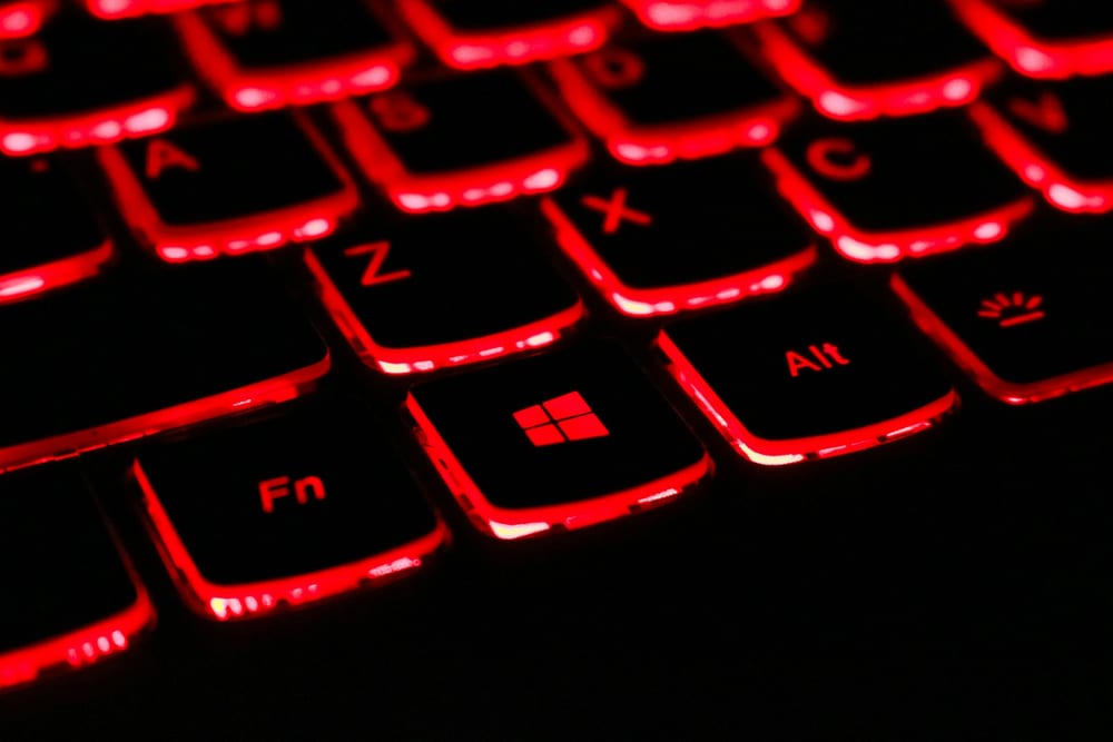 Teclado de portátil gaming con las teclas iluminadas en rojo