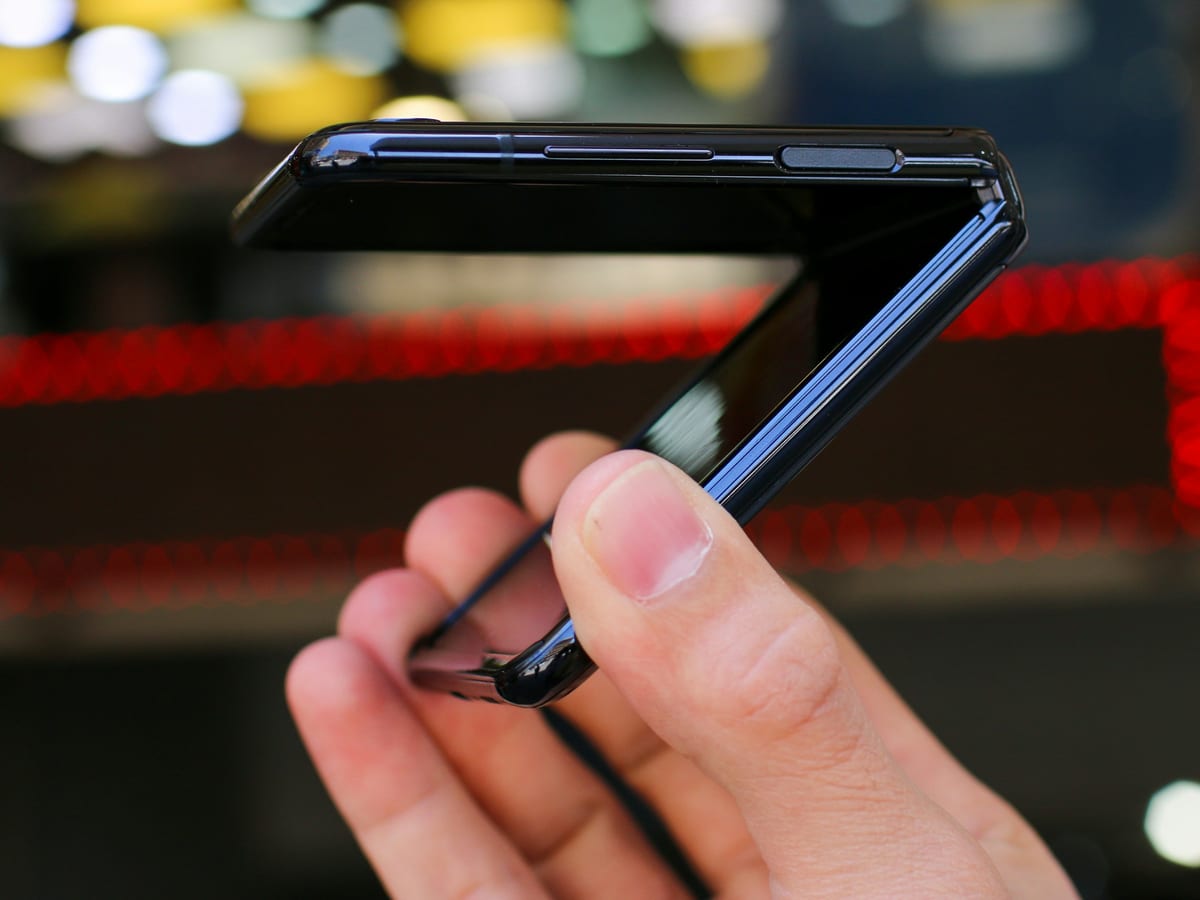 Un Samsung Galaxy Z Flip medio doblado en la mano