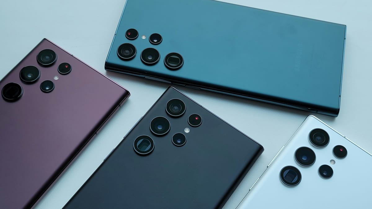 Cuatro móviles Samsung Galaxy de colores, boca abajo, con sus cámaras a la vista