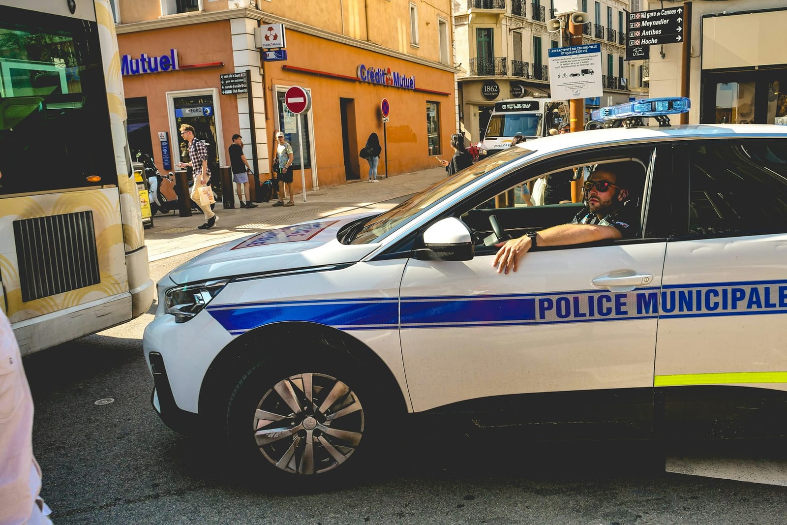 Un coche de la Police Municipale francesa aparcado en la calle