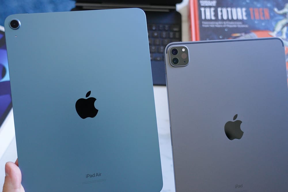 Un iPad Air azul y un iPad Pro gris, de espaldas, uno al lado del otro