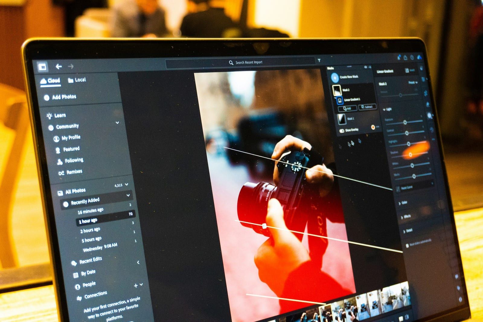 Un portátil con un programa de edición de fotos abierto y una foto en rojo en la pantalla