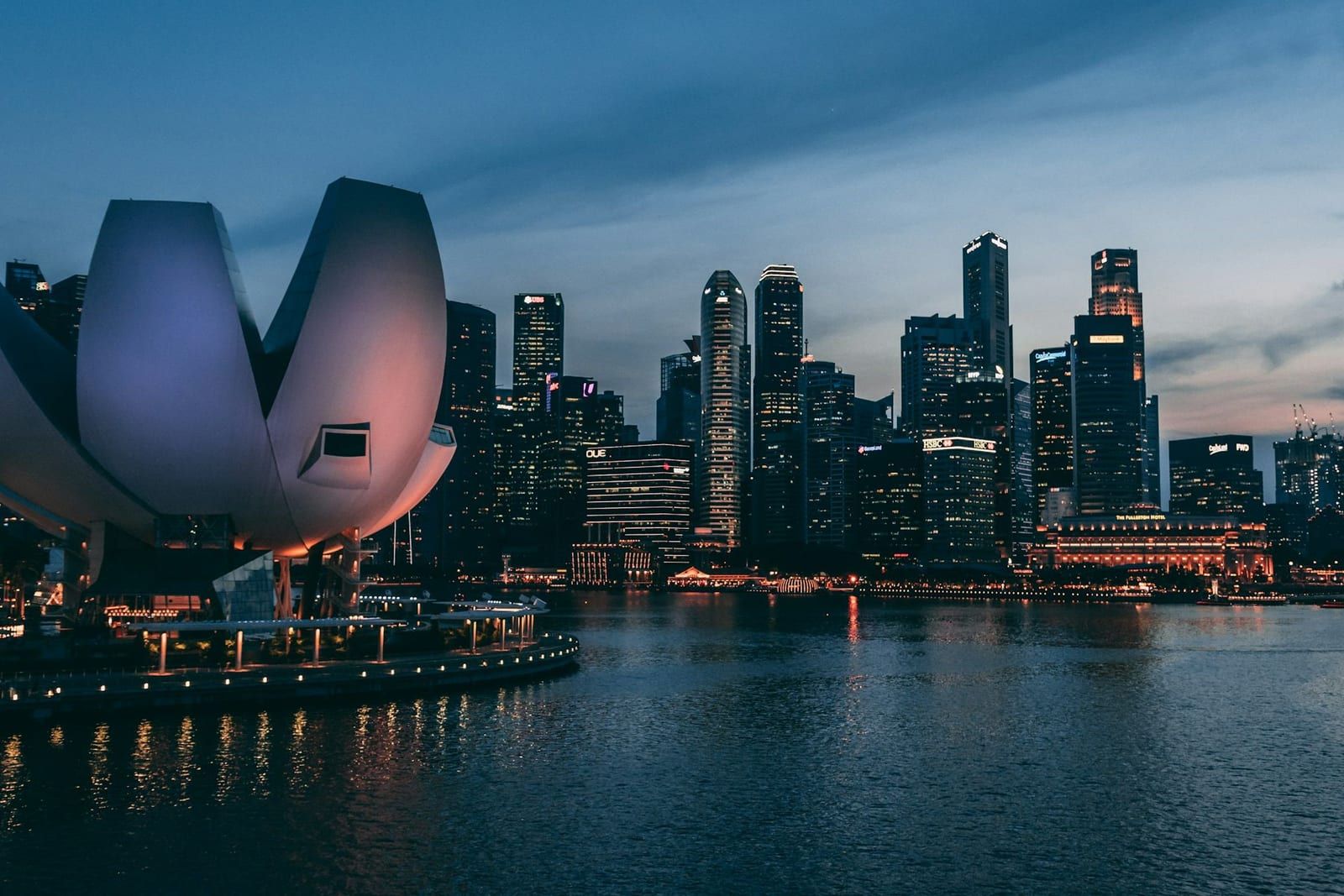 El Museo ArtScience y los rascacielos de Singapur al anochecer, al otro lado de la bahía