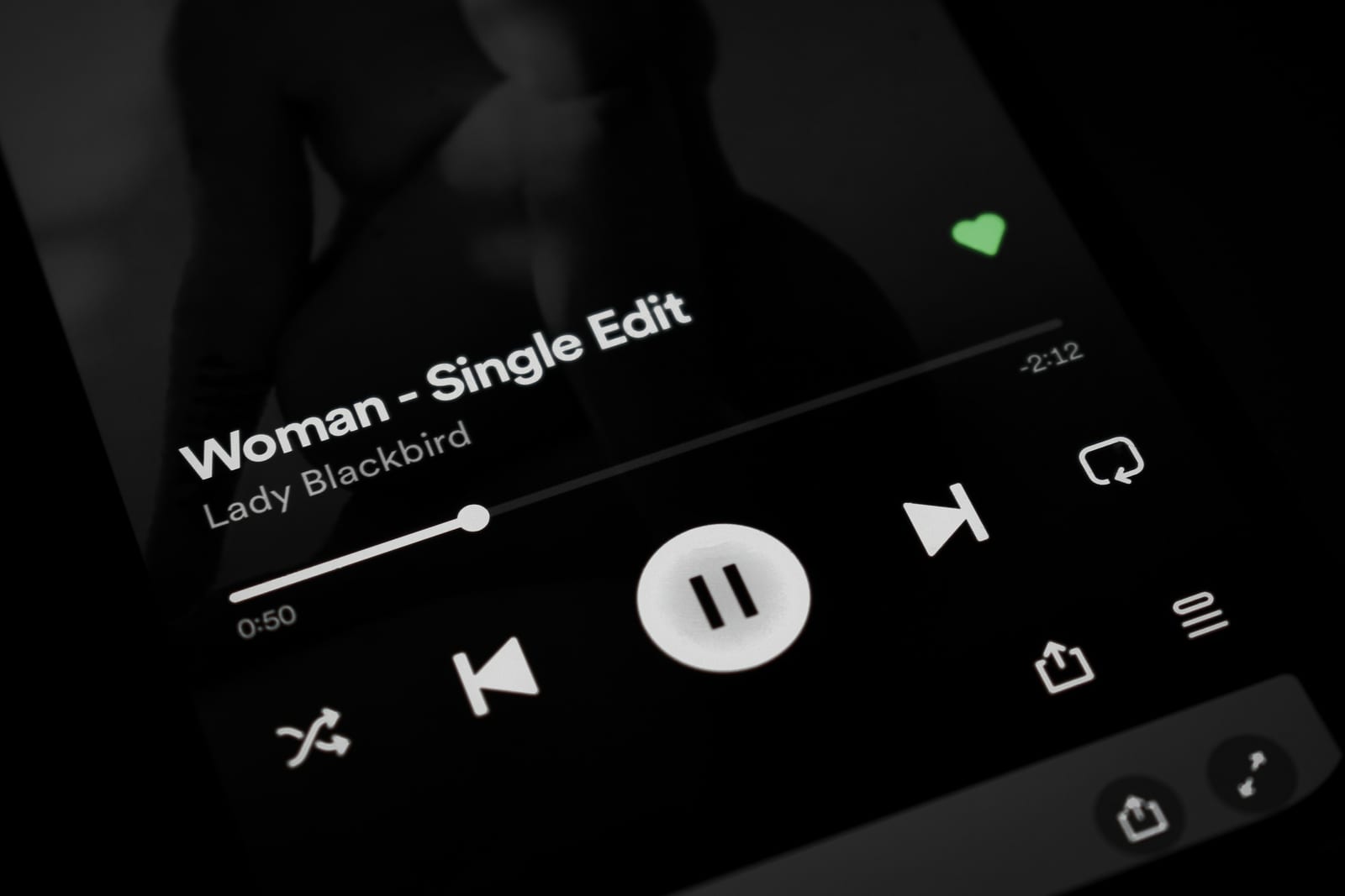 La pantalla de reproducción de una canción en un móvil en modo oscuro